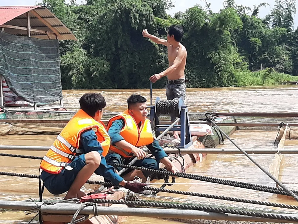 Lực lượng chức năng hỗ trợ bà con chằng chéo các bè cá