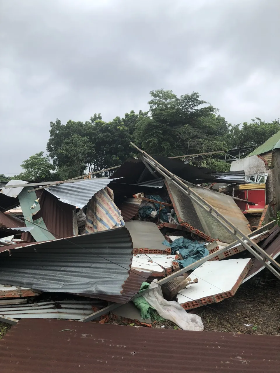 Nhà dân bị sập, tốc mái