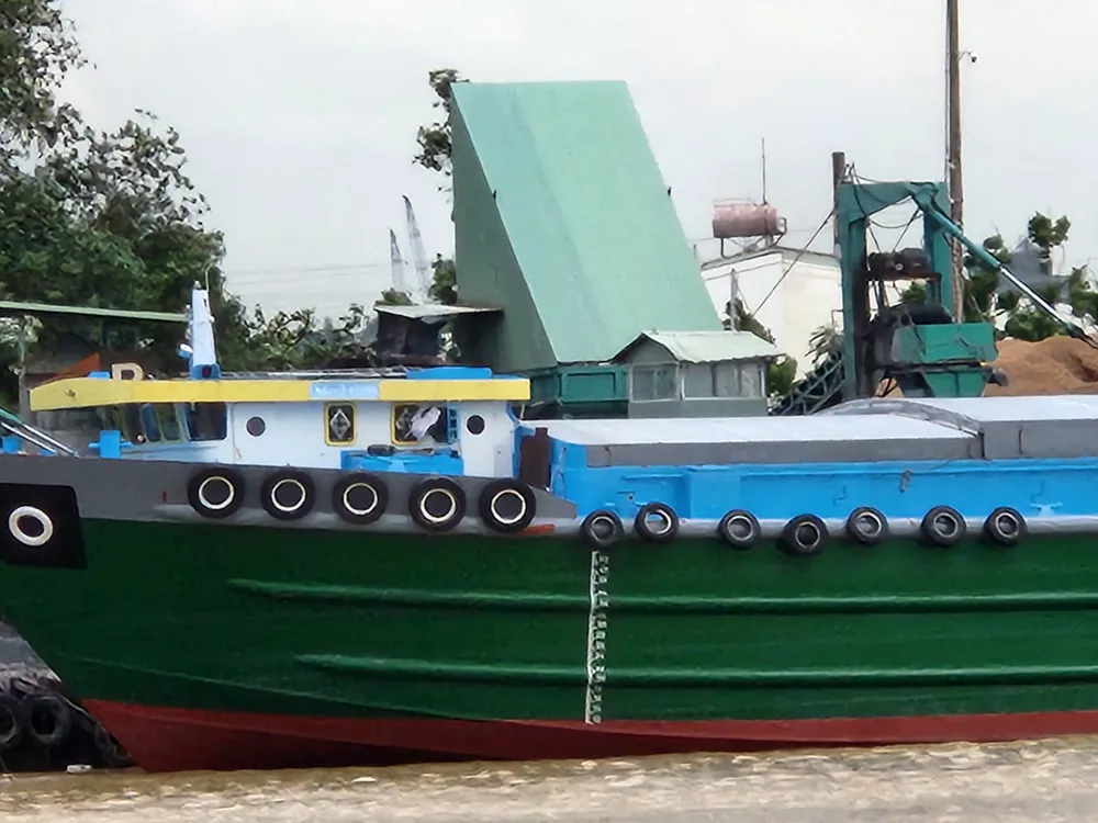 Cận cảnh một tàu bị che biển kiểm soát