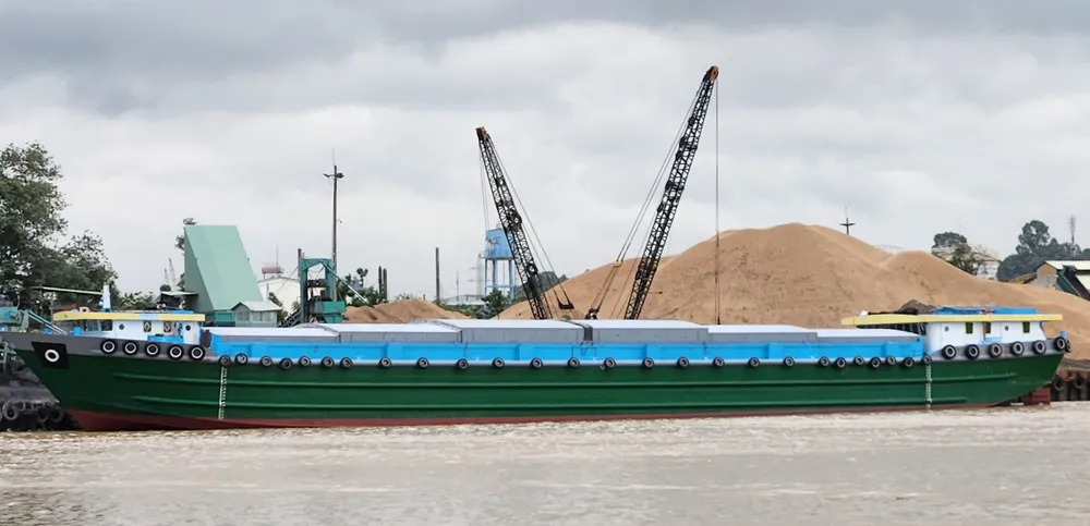 Một tàu mớm nước lớn bị che biển kiểm soát đang làm hàng