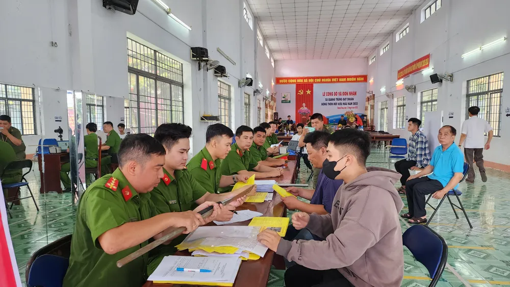 Người dân bàn giao vũ khí, vật liệu cháy nổ Người dân bàn giao vũ khí, vật liệu cháy nổ