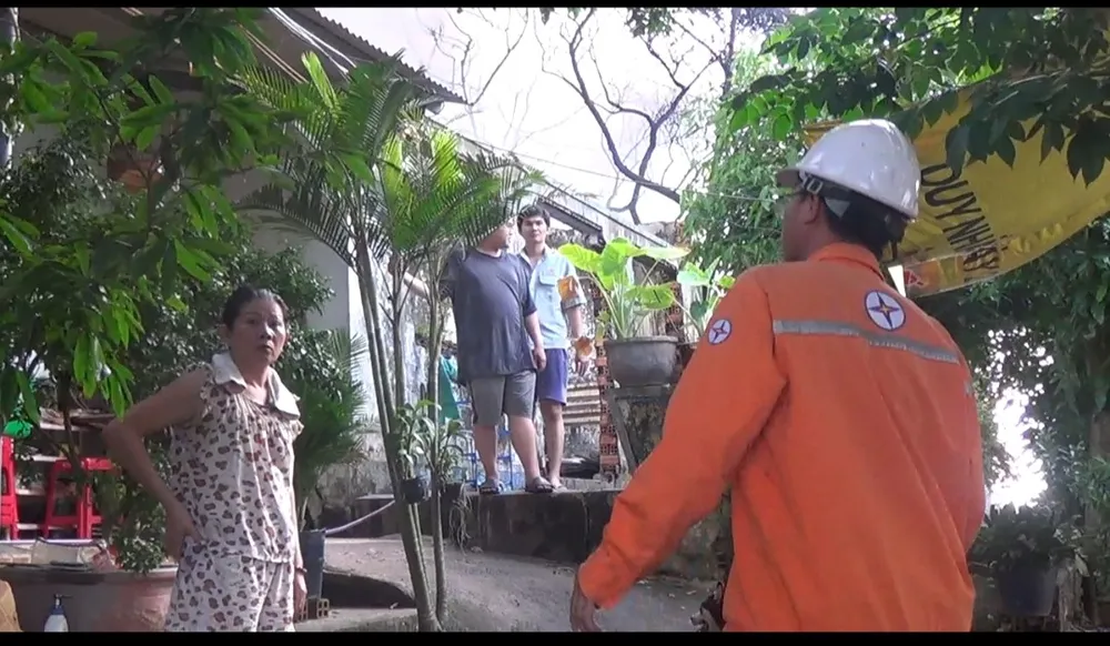 Lực lượng chức năng đến hiện trường khống chế đám cháy