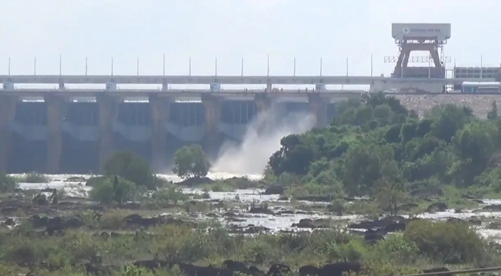 Thuỷ điện Trị An xả lũ qua đập tràn
