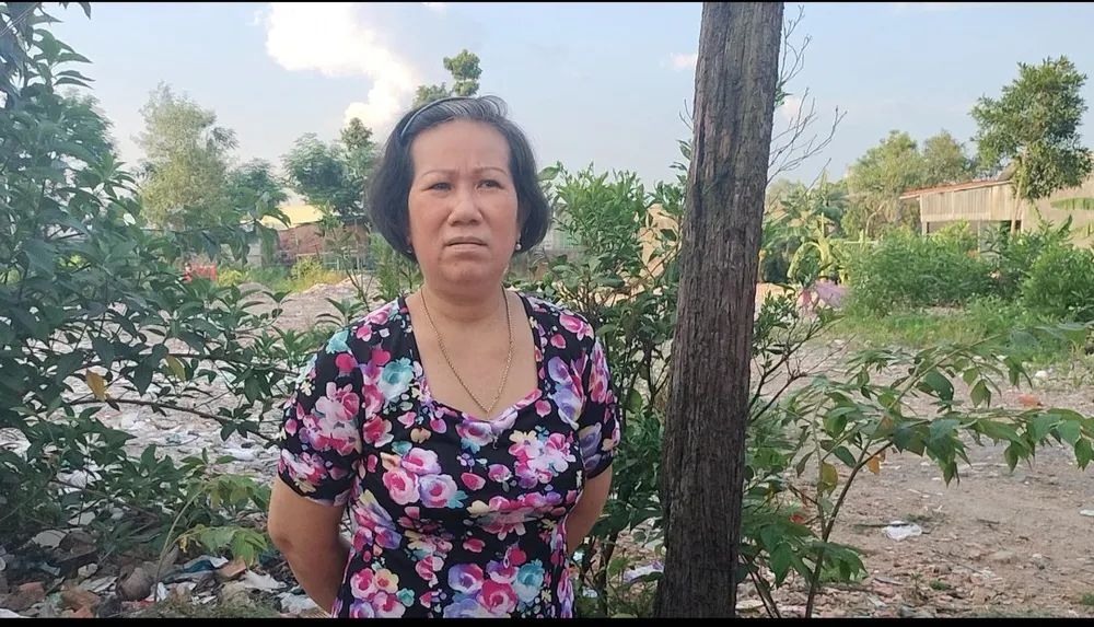 Bà Bùi Thị Hồng Liễu bức xúc vì nhiều năm nay phải câu nhờ điện của người dân sống gần tổ 10, khu phố 2 với giá cao 4.000 đồng/kW/h