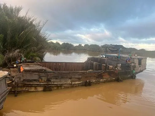 Các phương tiện khai thác cát trên sông Đồng Nai bị bắt giữ Các phương tiện khai thác cát trên sông Đồng Nai bị bắt giữ