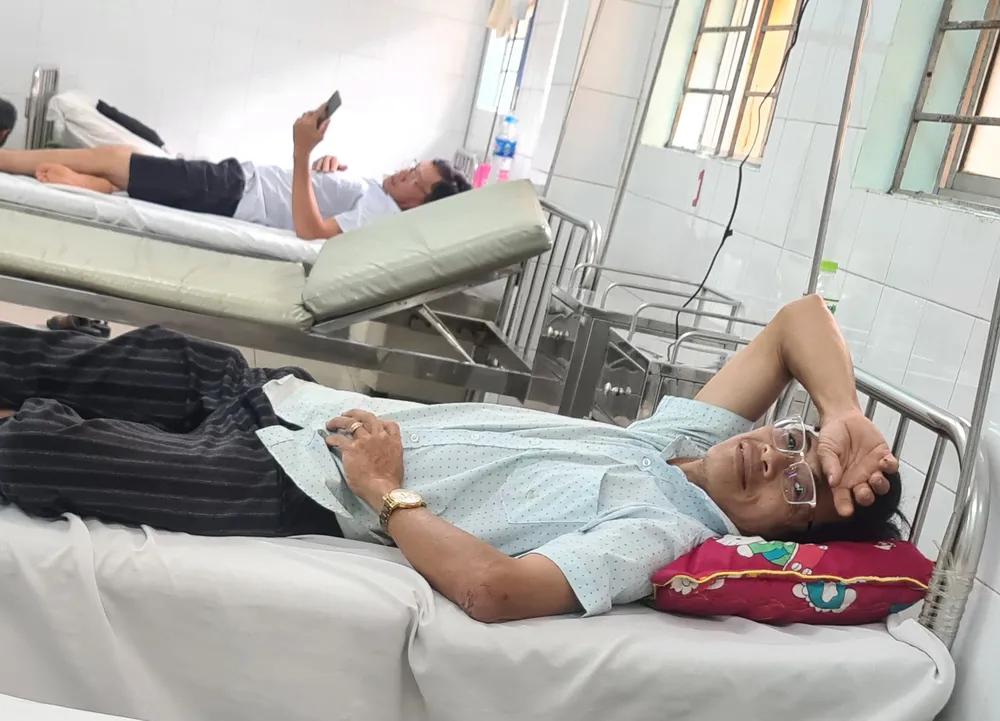Ông T. nhập viện để kiểm tra phần đầu bị đánh bằng nón bảo hiểm