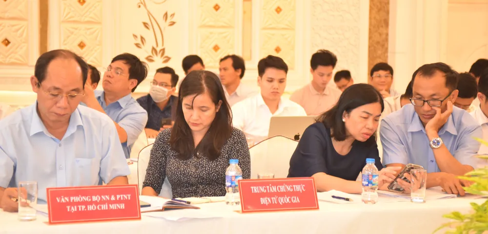 Đại diện Bộ NN-PTNT và trung tâm chứng thực điện tử quốc gia trao đổi tại hội nghị