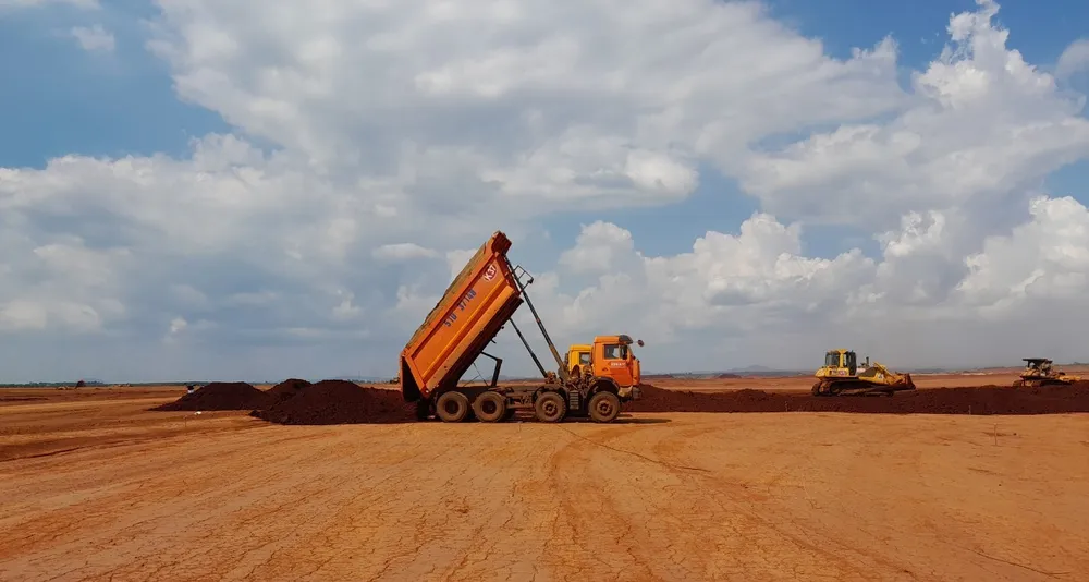 Hiện các đơn vị thi công đang tiếp tục tập trung triển khai các khu vực đường cất hạ cánh, đường lăn, sân đỗ máy bay và các khu vực bố trí các dự án thành phần 1, 2, 4 theo đúng kế hoạch nhằm đảm bảo khởi công đồng bộ các hạng mục chính sắp tới