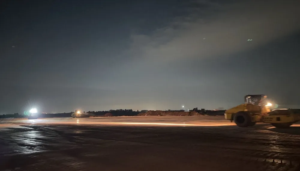 Trên đại công trường sân bay Long Thành, không khí thi công diễn ra khẩn trương, hối hả ngay trong đêm để đẩy nhanh tiến độ