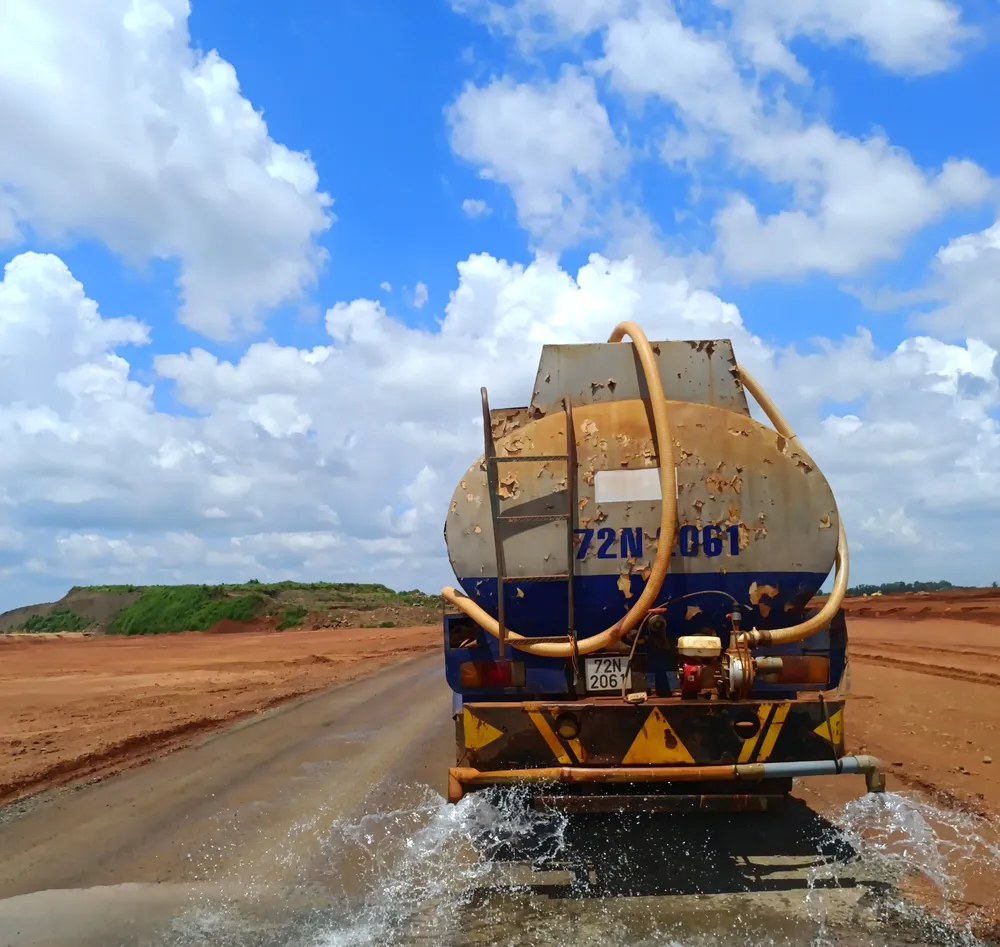 Hiện tại mỗi xe bồn có tần suất hoạt động từ 12 đến 15 chuyến/ ngày, mỗi ngày có khoảng 8.000 - 10.000m3 nước được tưới trên công trường để hạn chế bụi