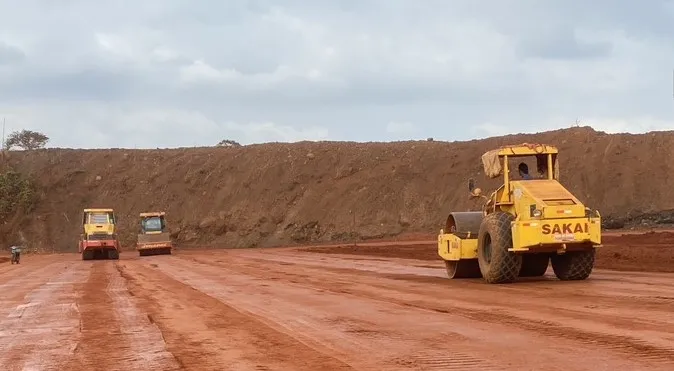 Các nhà thầu đang đẩy nhanh tiến độ gói thầu 3.4 - thi công xây dựng công trình san nền, thoát nước với nhiều xe lu được huy động thi công hạng mục này