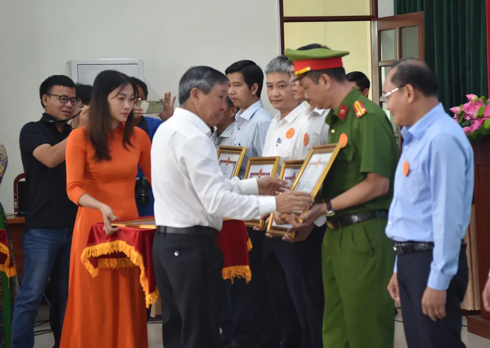 Phó Bí thư Thường trực Tỉnh ủy Đồng Nai Hồ Thanh Sơn trao bằng khen cho các cá nhân, tập thể có thành tích trong giải phóng mặt bằng Sân bay Long Thành và 2 tuyến đường T1, T2 kết nối sân bay