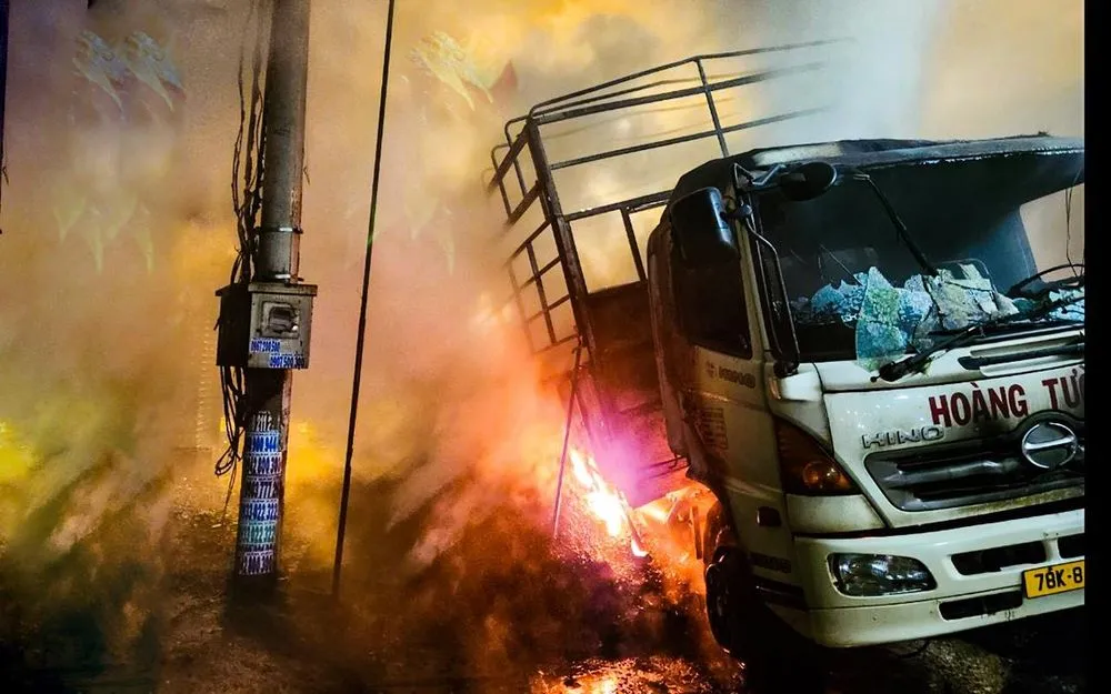 Xe tải bị cháy rụi Xe tải bị cháy rụi