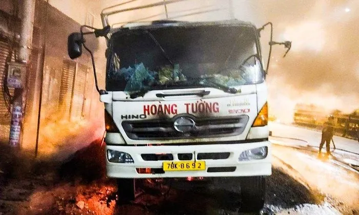 Xe chở vỏ hạt điều bốc cháy dữ dội Xe chở vỏ hạt điều bốc cháy dữ dội