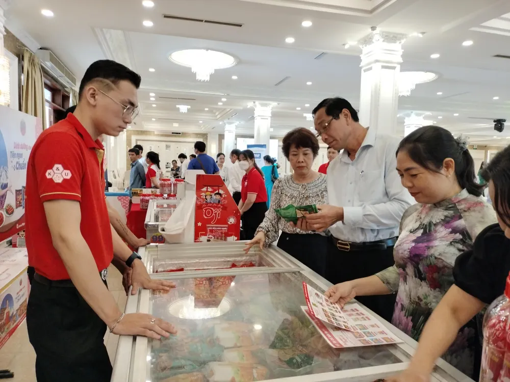 Lãnh đạo UBND tỉnh Đồng Nai tham quan gian hàng nông sản tại hội nghị Lãnh đạo UBND tỉnh Đồng Nai tham quan gian hàng nông sản tại hội nghị