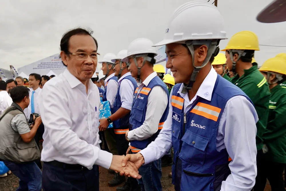 Bí thư Thành ủy TPHCM Nguyễn Văn Nên thăm hỏi, động viên các đơn vị thi công nhà ga Cảng hàng không quốc tế Long Thành. Ảnh: HOÀNG HÙNG Bí thư Thành ủy TPHCM Nguyễn Văn Nên thăm hỏi, động viên các đơn vị thi công nhà ga Cảng hàng không quốc tế Long Thành. Ảnh: HOÀNG HÙNG