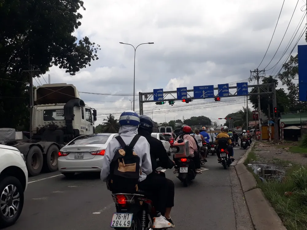 Người dân về quê nghỉ lễ 2-9 qua tuyến đường Võ Nguyên Giáp (TP Biên Hòa). Ảnh: HOÀNG BẮC
