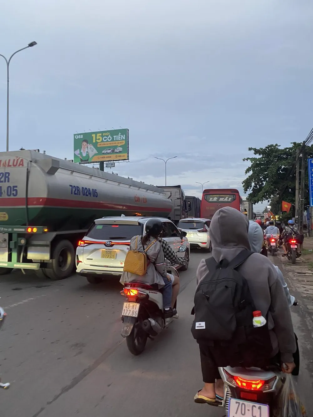 Quốc lộ 51 qua huyện Nhơn Trạch đông đúc người qua lại. Ảnh: HOÀNG BẮC