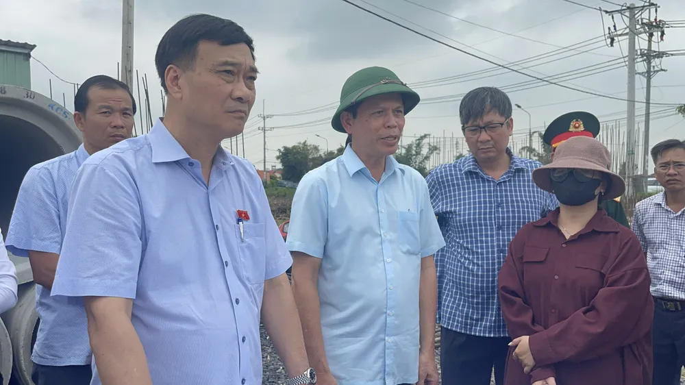 Đoàn công tác thị sát khu tái định cư dự án cao tốc Biên Hòa - Vũng Tàu Đoàn công tác thị sát khu tái định cư dự án cao tốc Biên Hòa - Vũng Tàu