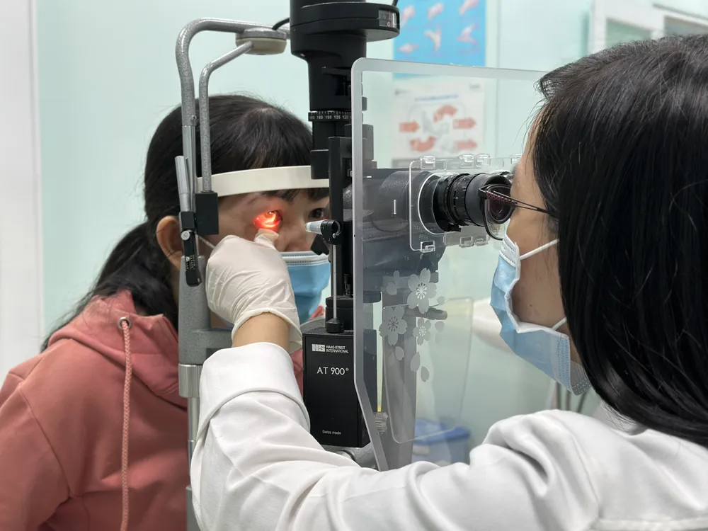 Bác sĩ khám bệnh cho bệnh nhân đau mắt đỏ tại Đồng Nai