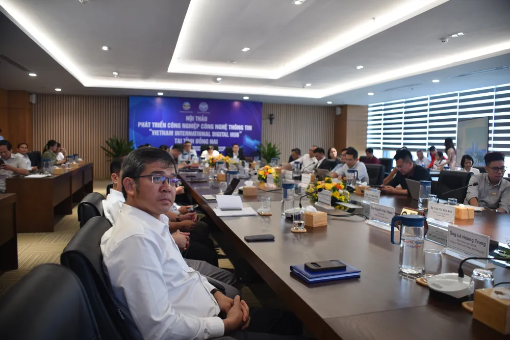 Các đại biểu nghe thuyết trình về quy hoạch và phát triển Digital Hub tại Đồng Nai