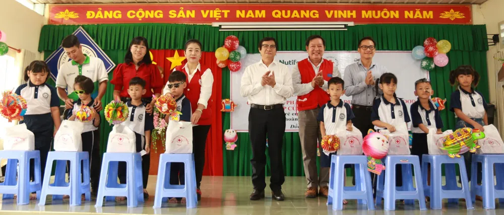Đồng Nai: Trao quà trung thu cho 210 trẻ em khuyết tật