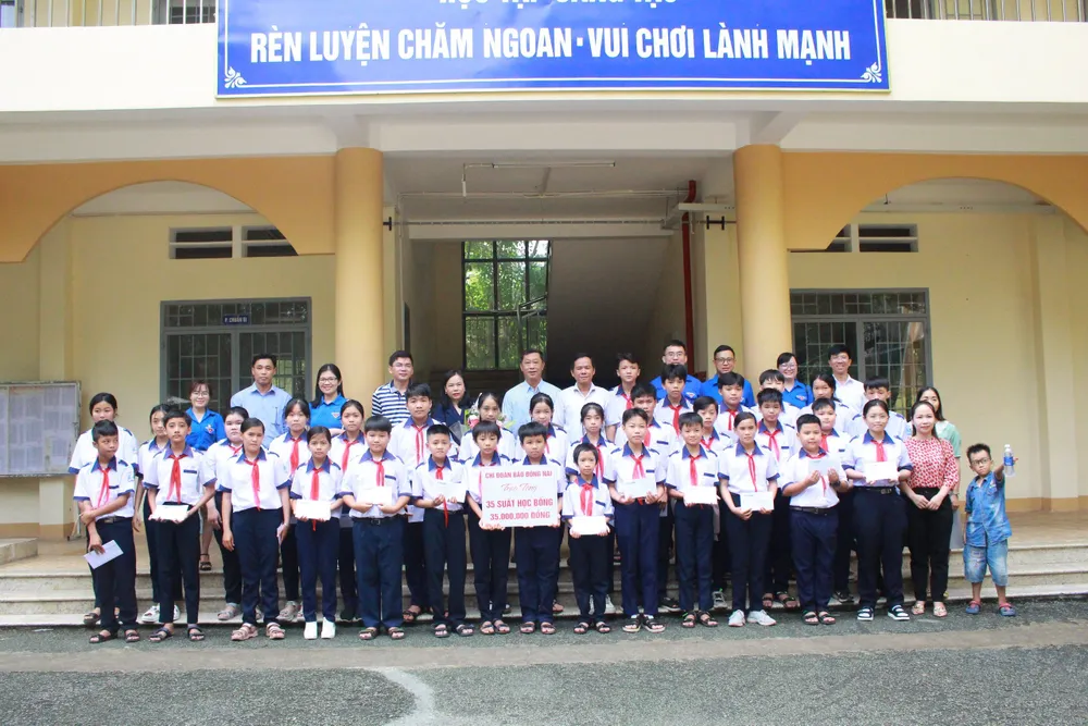 Lãnh đạo và Chi đoàn Báo Đồng Nai chụp hình lưu niệm với thầy trò Trường THCS Phú Hội