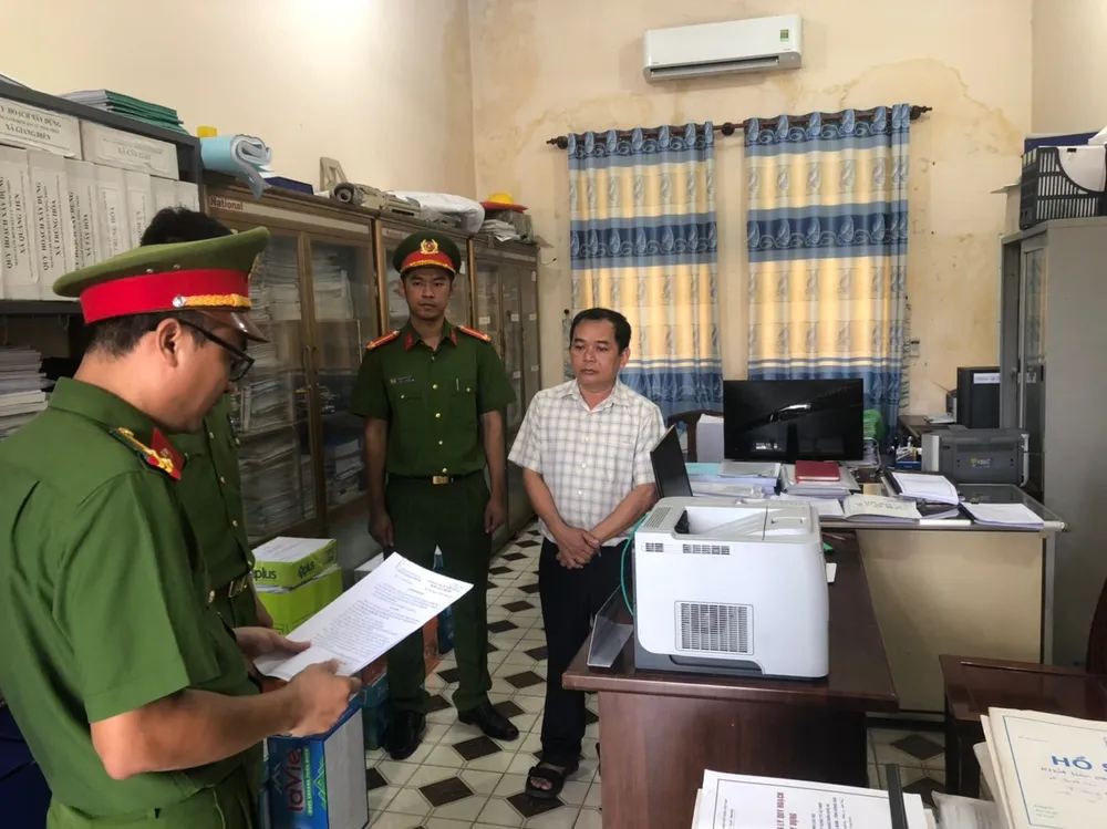 Cơ quan CSĐT Công an tỉnh tống đạt quyết định khởi tố bị can và thi hành lệnh bắt bị can để tạm giam đối với Nguyễn Văn Nhật Huy - Chuyên viên Phòng Quản lý đô thị huyện Trảng Bom Cơ quan CSĐT Công an tỉnh tống đạt quyết định khởi tố bị can và thi hành lệnh bắt bị can để tạm giam đối với Nguyễn Văn Nhật Huy - Chuyên viên Phòng Quản lý đô thị huyện Trảng Bom