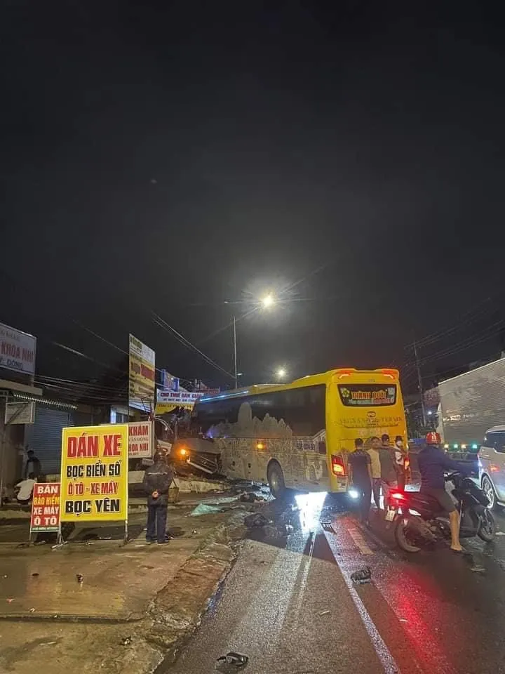 Tài xế xe Thành Bưởi lấn trái, tông vào xe khách 16 chỗ gây tai nạn kinh hoàng