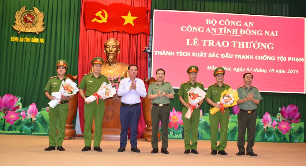 Khen thưởng đột xuất cho các tập thể có thành tích truy bắt đối tượng bắt cóc trẻ em Khen thưởng đột xuất cho các tập thể có thành tích truy bắt đối tượng bắt cóc trẻ em