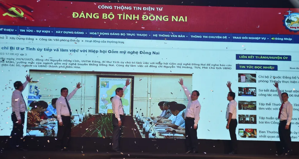 Các đại biểu thực hiện nghi thức ra mắt Cổng thông tin Đảng bộ tỉnh Đồng Nai Các đại biểu thực hiện nghi thức ra mắt Cổng thông tin Đảng bộ tỉnh Đồng Nai