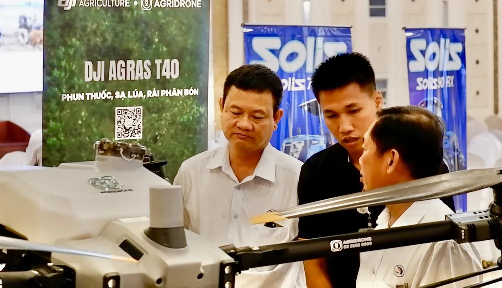 Các đại biểu tham quan mô hình máy bay không người lái trong sản xuất nông nghiệp tại hội thảo