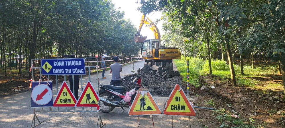 Đơn vị thi công cào bóc lớp bê tông nhựa nóng được thảm khi trời mưa