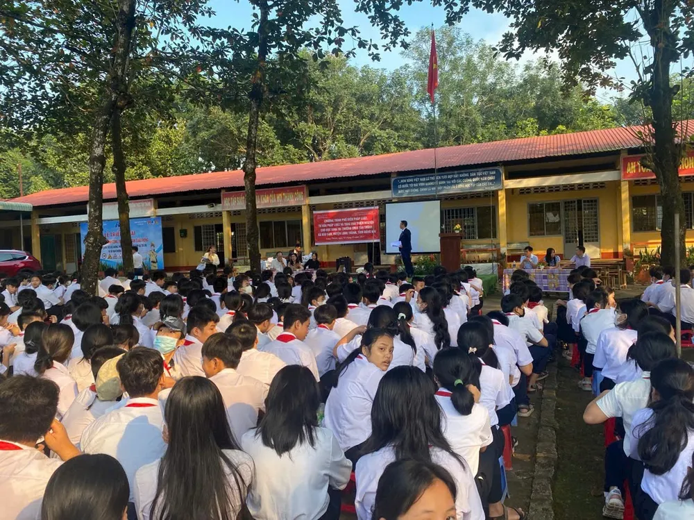 Báo Đồng Nai phối hợp với các đơn vị chức năng tuyên truyền, phổ biến pháp luật cho học sinh tại huyện Long Thành