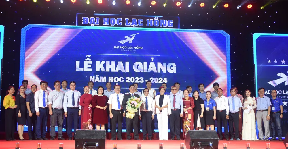 Các đại biểu chụp hình lưu niệm nhân lễ khai giảng năm học 2023- 2024