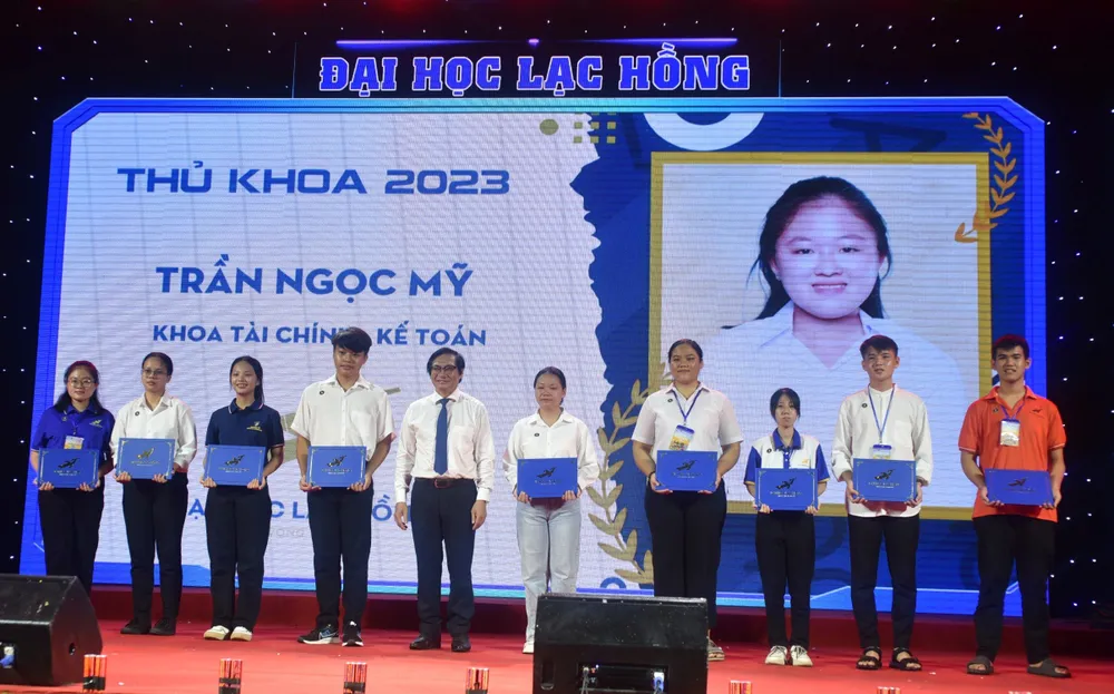 Phó Chủ tịch UBND tỉnh Đồng Nai Nguyễn Sơn Hùng trao học bổng cho các tân thủ khoa