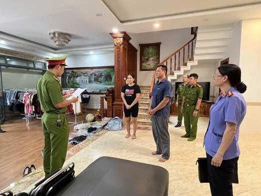 Đọc lệnh bắt bị can để tạm giam đối với Lê Văn Hòa, Giám đốc Công ty TNHH MTV Cơ khí ô tô Thuận Khánh