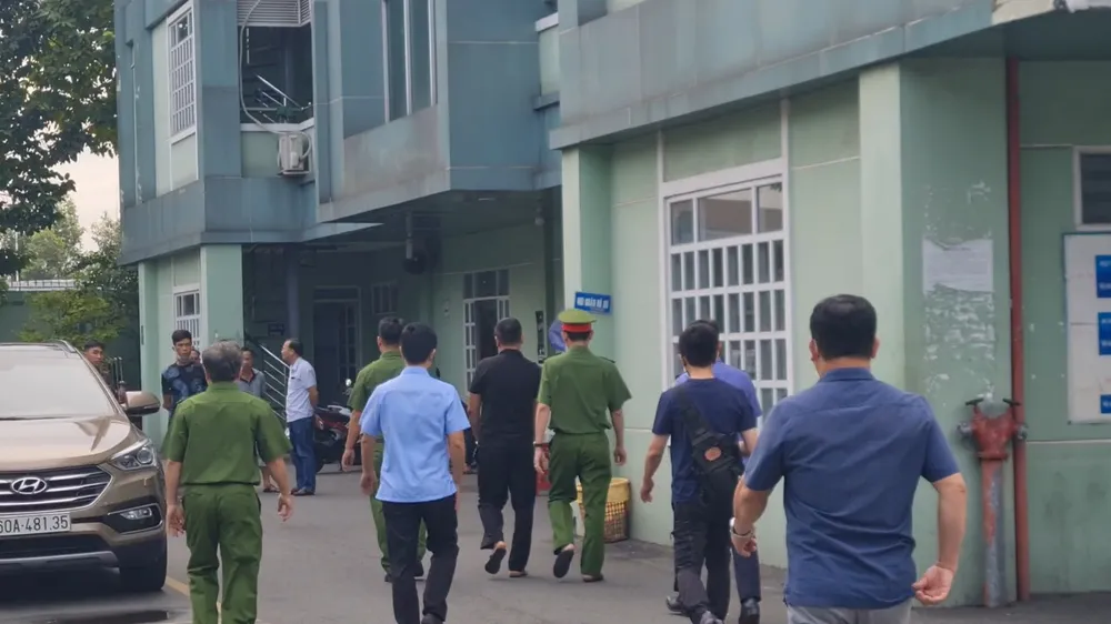 CSĐT Công an tỉnh Đồng Nai bắt giữ thêm một số người của Trung tâm đưa về để khám xét CSĐT Công an tỉnh Đồng Nai bắt giữ thêm một số người của Trung tâm đưa về để khám xét