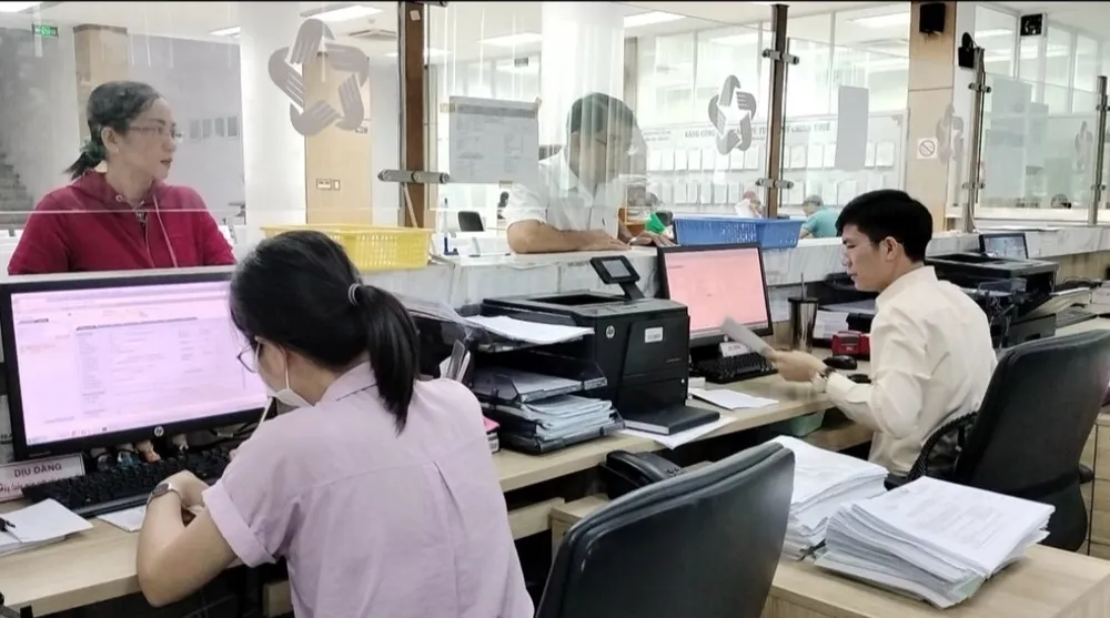 Người dân đến nộp thuế tại Chi Cục Thuế khu vực TP Biên Hòa - Vĩnh Cửu