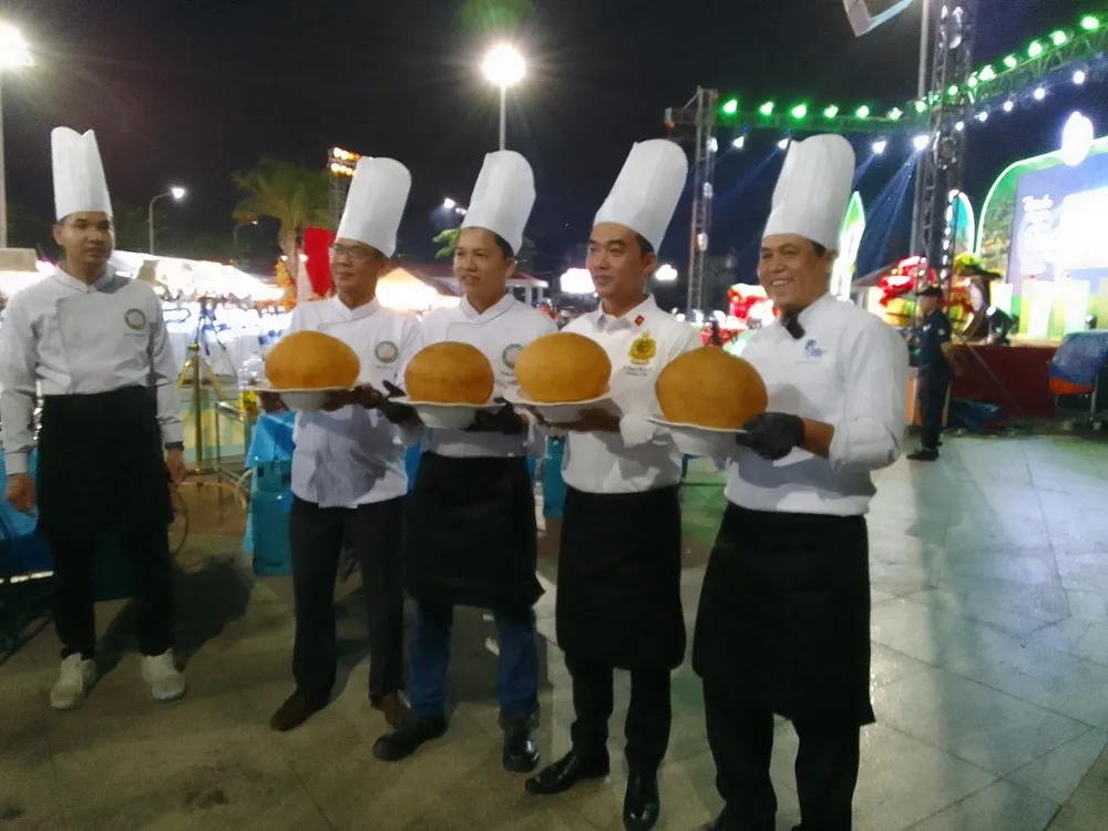 Các đầu bếp giới thiệu bánh xôi chiên phồng