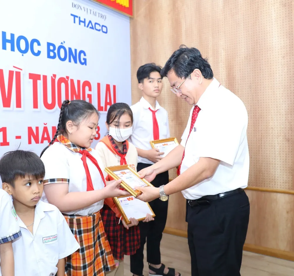 Tổng Biên tập Báo Đồng Nai Đào Văn Tuấn trao học bổng đến các em học sinh Tổng Biên tập Báo Đồng Nai Đào Văn Tuấn trao học bổng đến các em học sinh