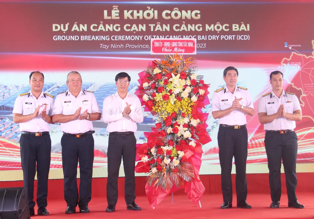 Bí thư Tỉnh ủy Tây Ninh Nguyễn Thành Tâm tặng hoa đến lãnh đạo Tổng Công ty Tân Cảng Sài Gòn trong lễ khởi công xây dựng cảng cạn Mộc Bài. Ảnh: XUÂN VŨ