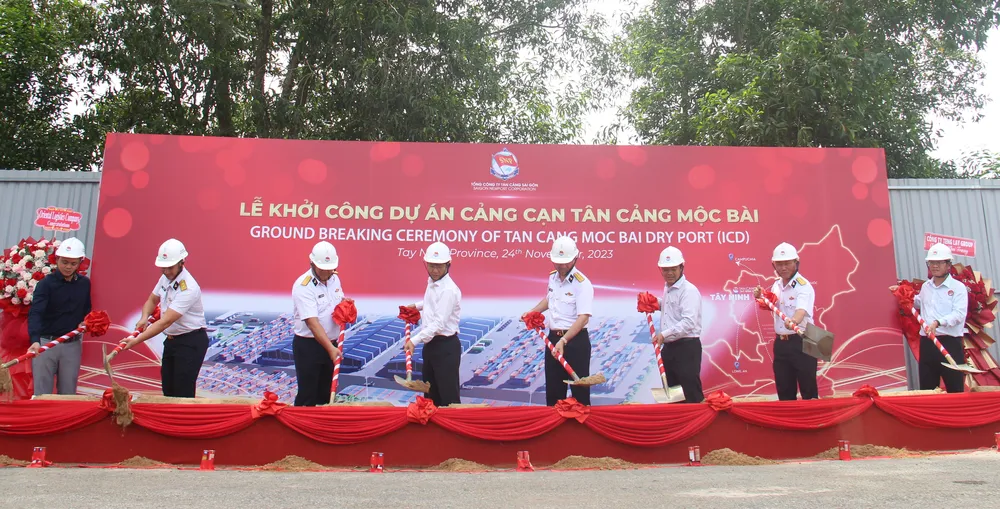 Các đại biểu thực hiện nghi thức khởi công xây dựng cảng cạn Mộc Bài. Ảnh: XUÂN VŨ