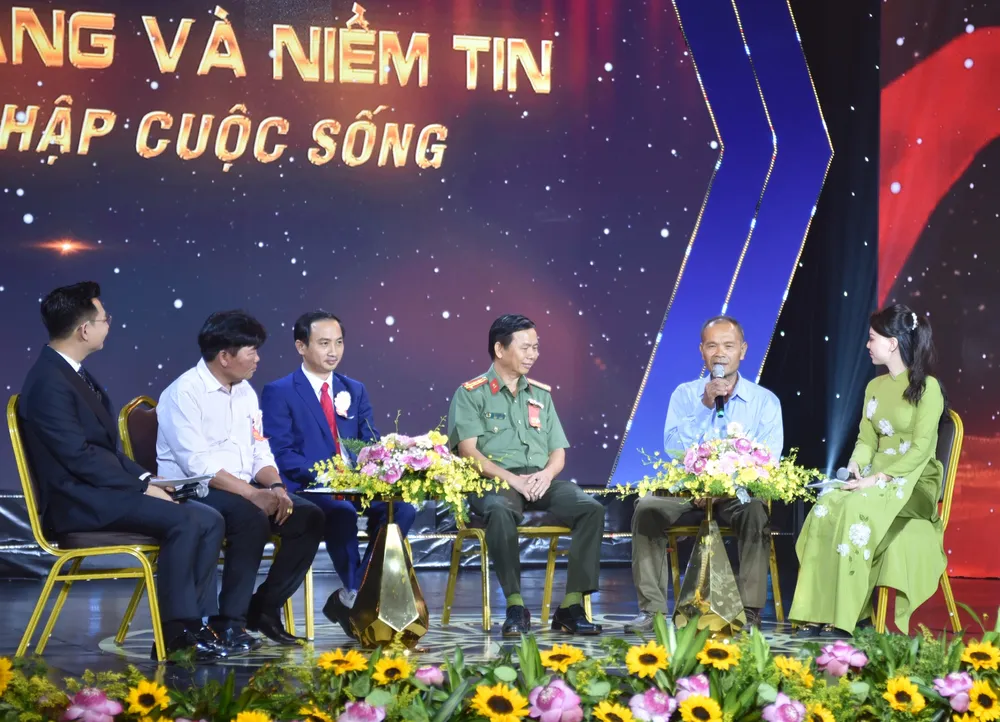 Các đại biểu tham gia chương trình giao lưu, tọa đàm "Ánh sáng và niềm tin hòa nhập cuộc sống"