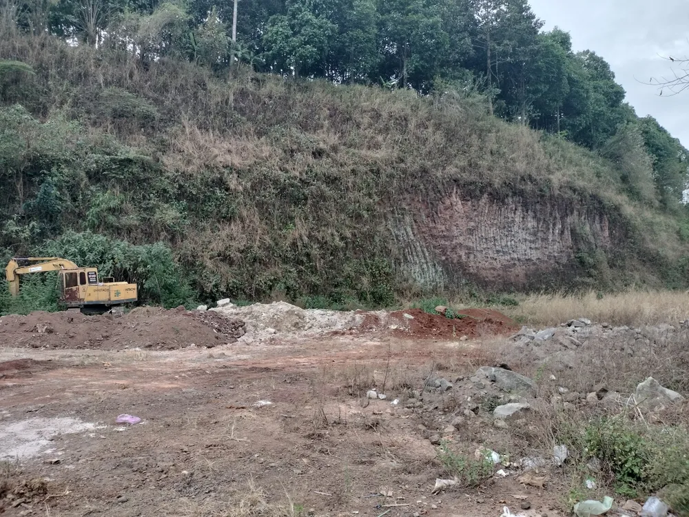 viec-khai-thac-dat-tao-thanh-vuc-sau-dung-dung-gay-nguy-hiem-cho-nguoi-qua-lai-835.jpg