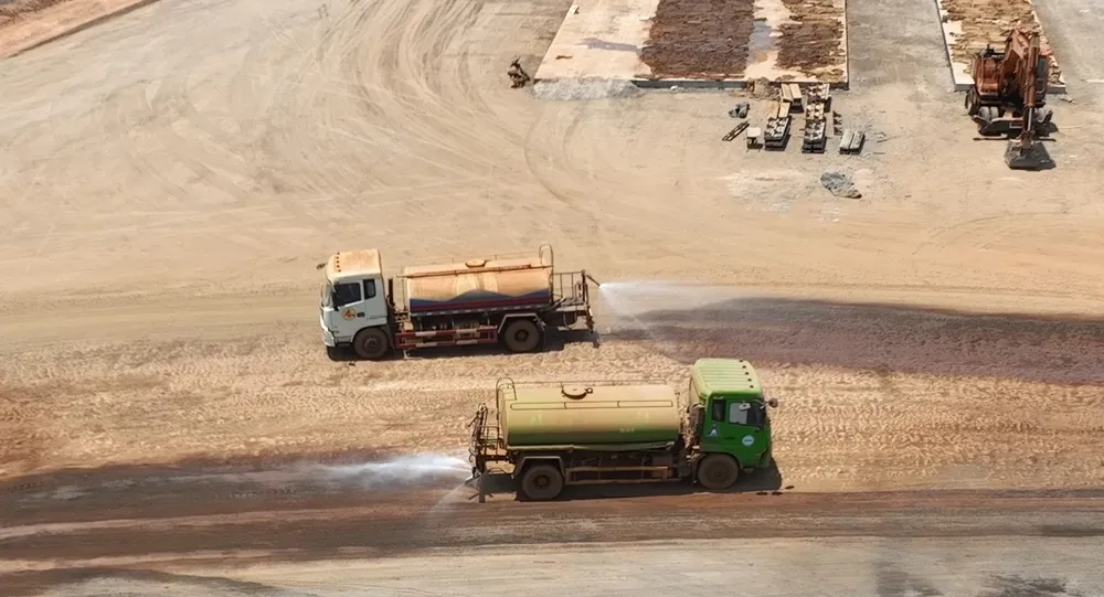 2.2- Xe bồn tưới nước ngày đêm để bớt bụi đỏ bay ra ngoài công trường sân bay Long Thành.jpg