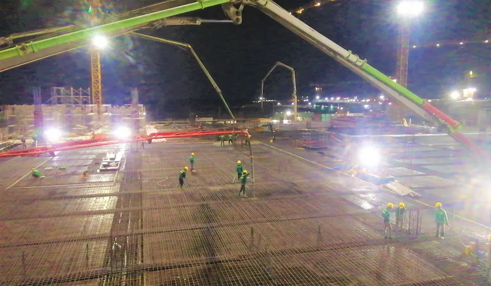 4- Việc làm đường băng sân bay đòi hỏi kỹ thuật chuyên môn cao nên lực lượng kỹ sư, công nhân luôn bám sát hạng mục xây dựng .jpg