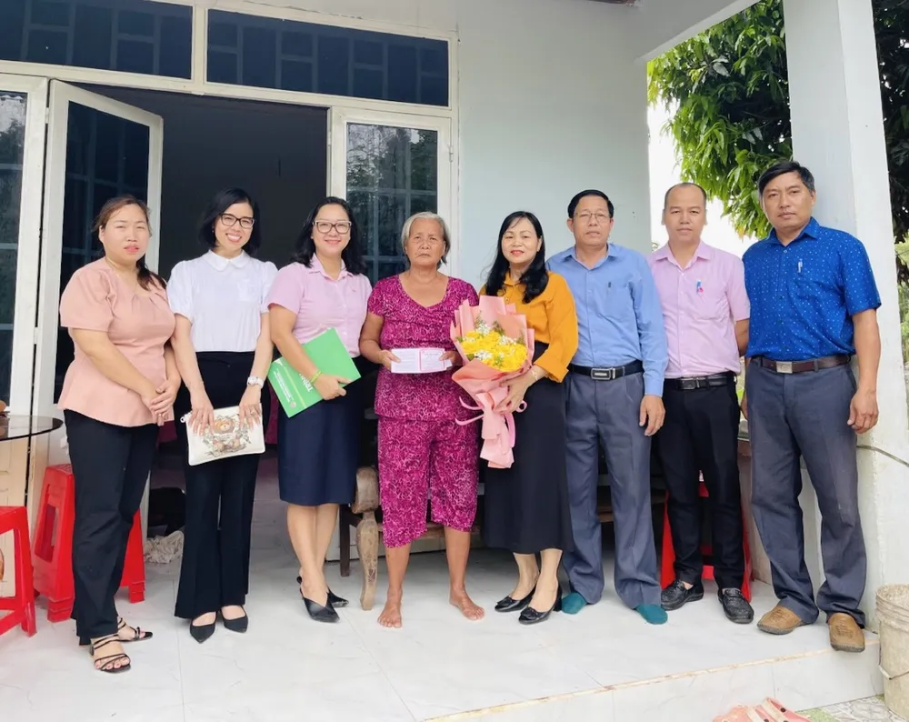 UBND huyện và Ngân hàng CSXH huyện tặng sổ tiết kiệm cho hộ gia đình chính sách khó khăn nhân dịp kỷ niệm 20 năm thành lập huyện Trảng Bom.jpg