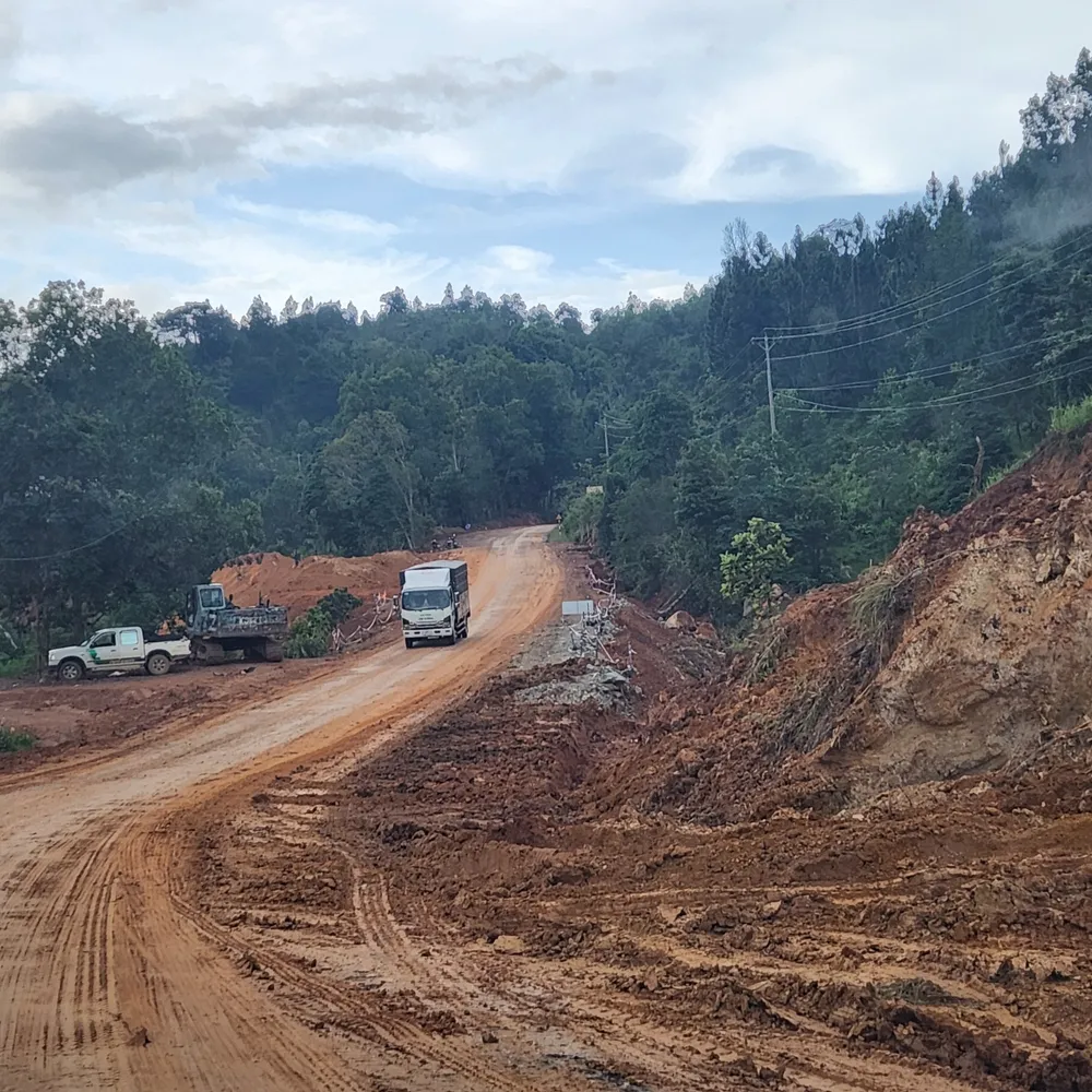 Một đoạn đường trên quốc lộ 28B bị sạt vừa được giải phóng.jpg