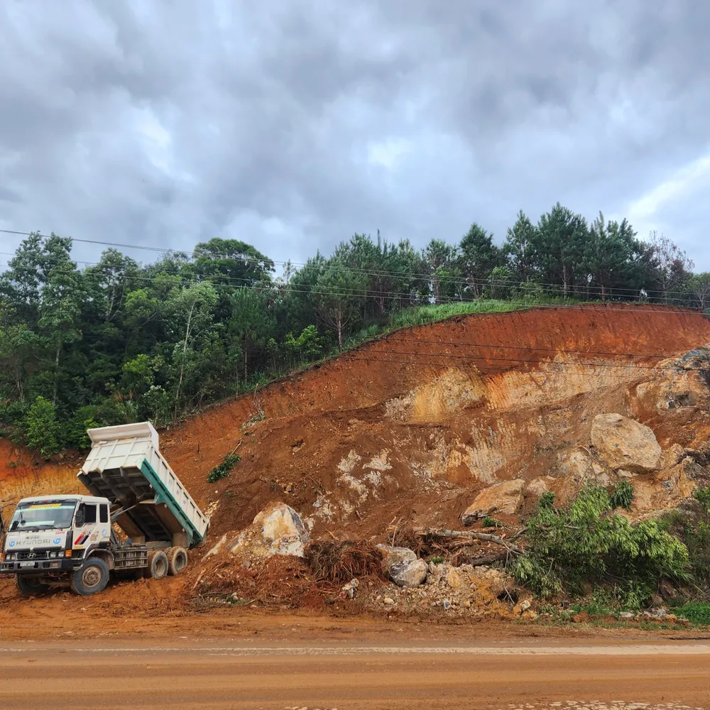 Một khúc cua bị sạt đất đá vừa được giải phóng.jpg